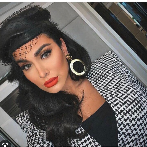 ALLURING HUDA BEAUTY Liquid Matte Lipstick - Picture 2 of 9